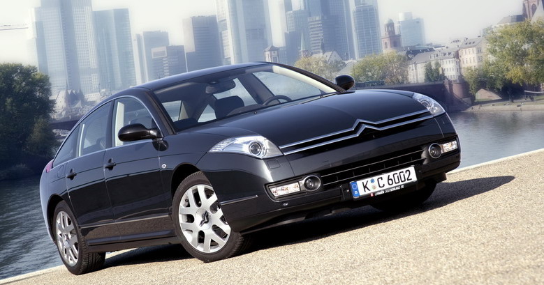 Citron C6: design extrieur:  Contrairement aux designs les plus rcents type Peugeot 207, les rtroviseurs extrieurs ne sont pas fixs sur les portires. Cette solution classique adopte par la Citron C6 a l'avantage d'tre nettement plus esthtique.